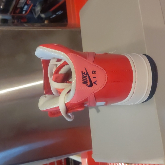 NWOT NIKE Air forces youth size 7 white/dynic pink hyper red - Picture 4 of 9